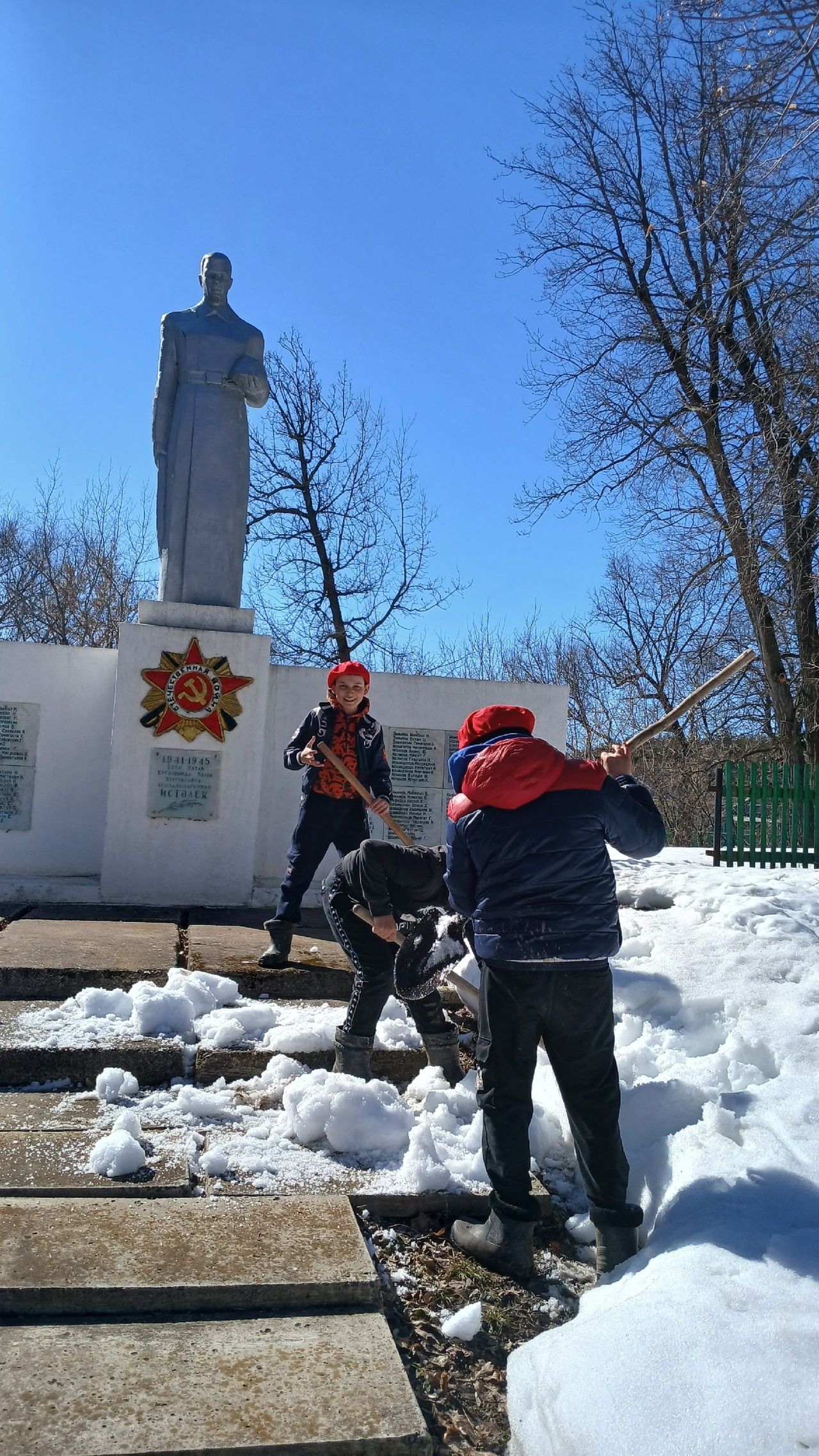 Юнармейцы Мало-Уруссинской школы расчистили памятник героям ВОВ