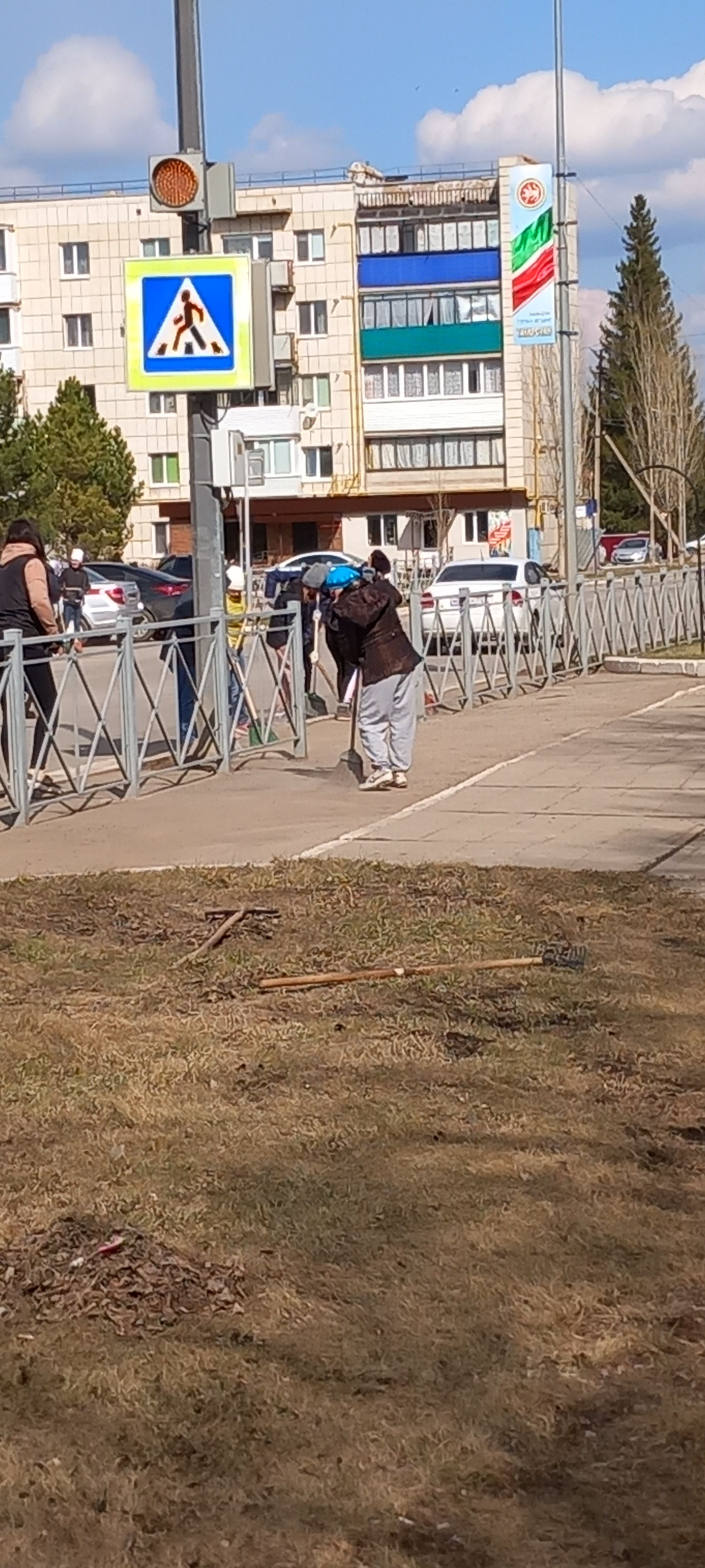 Субботник на улице Уруссинской: уборка и благоустройство