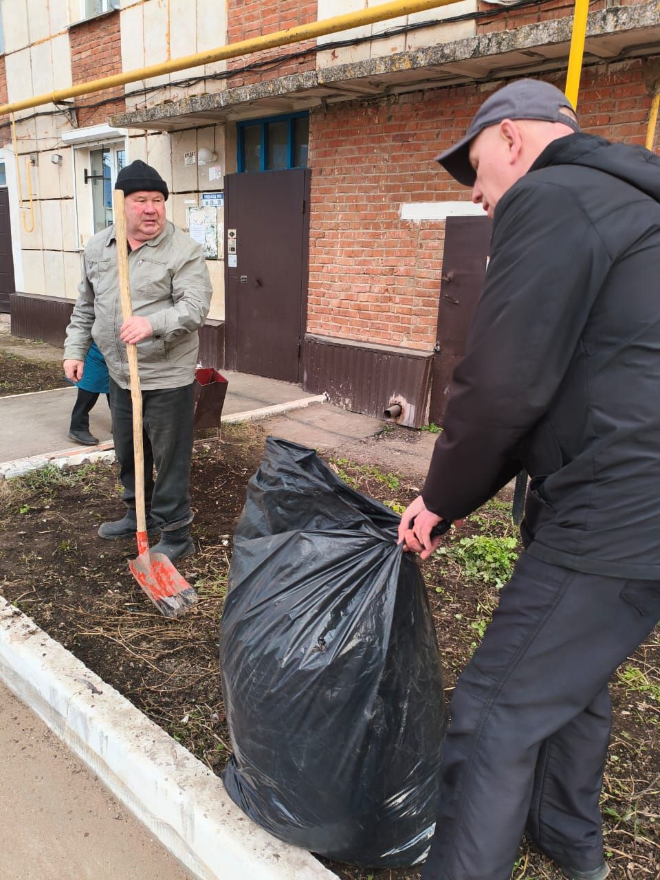 Дружная уборка в Уруссу: от мала до велика вышли на субботник
