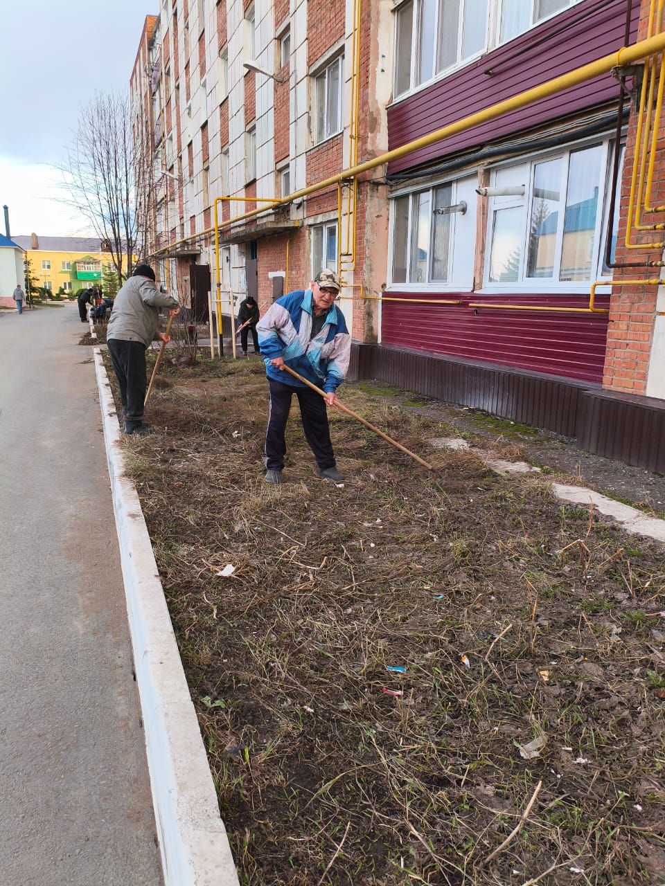 Дружная уборка в Уруссу: от мала до велика вышли на субботник