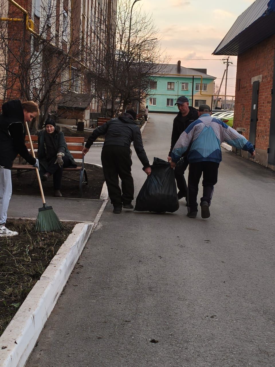 Дружная уборка в Уруссу: от мала до велика вышли на субботник