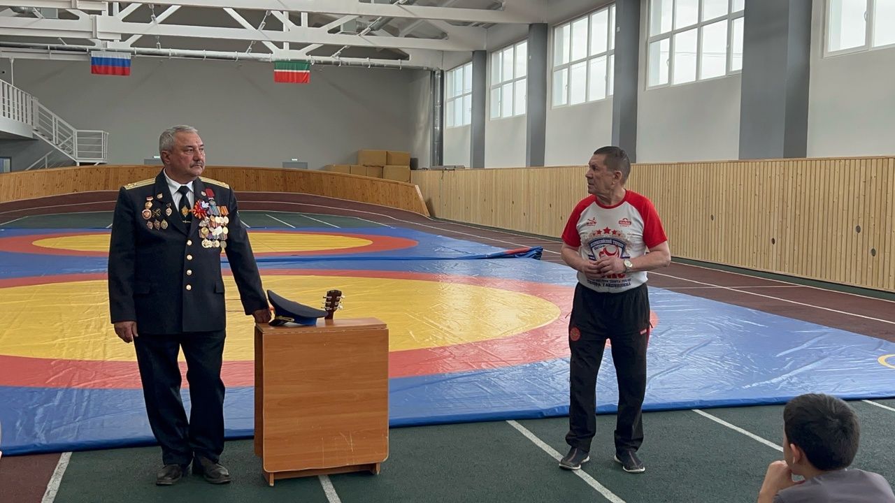 Боксёры встретились с ветераном ФСБ