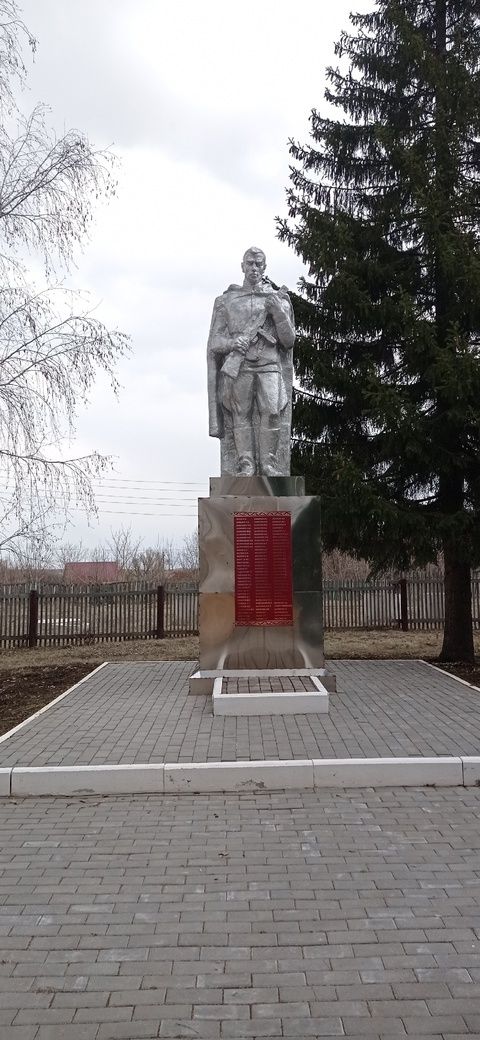 Субботник — покраска памятника ВОВ