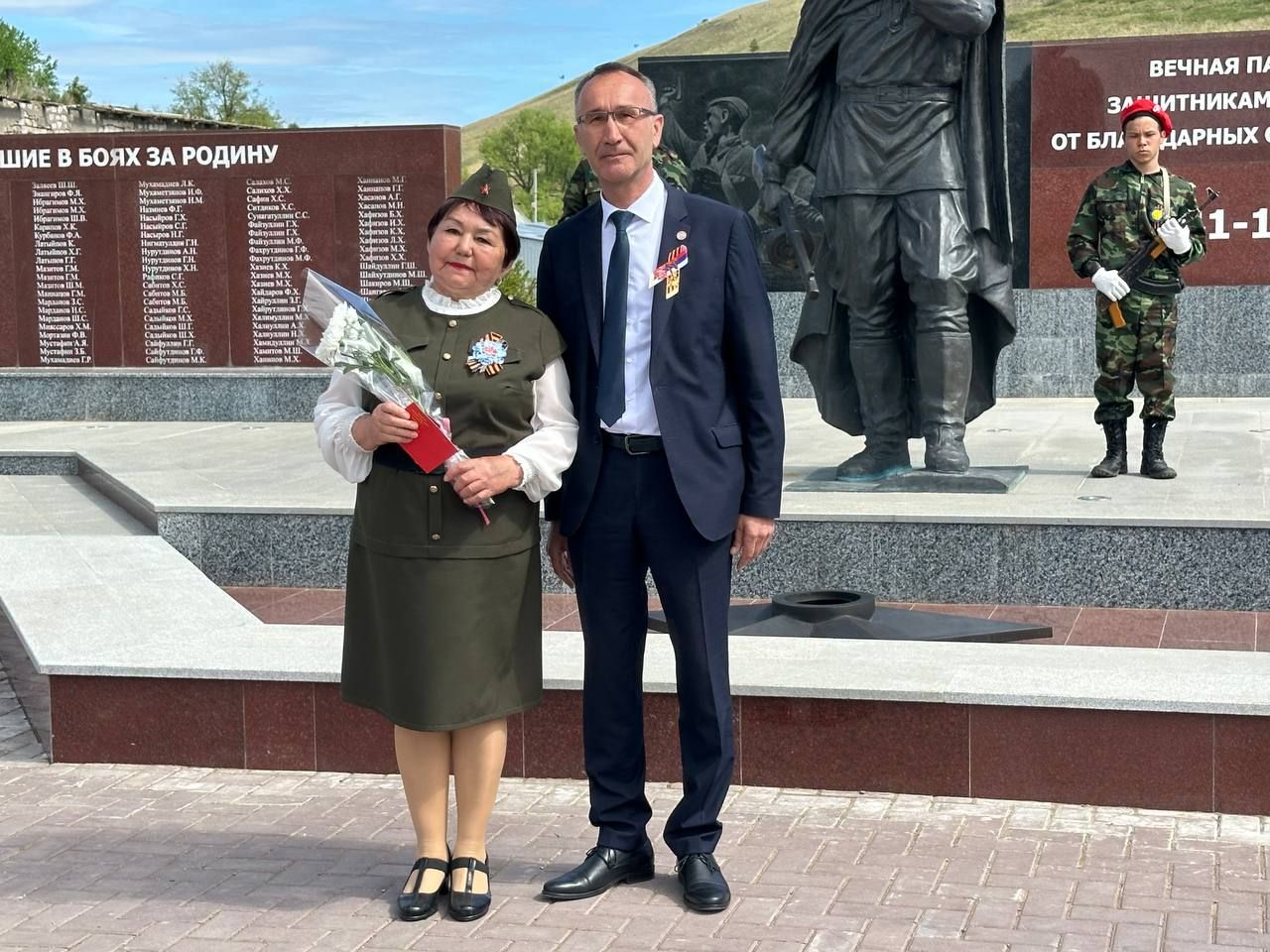 Мәңгелек ут яна мәңгегә, каһарманнар искә төшә шул мәлдә...