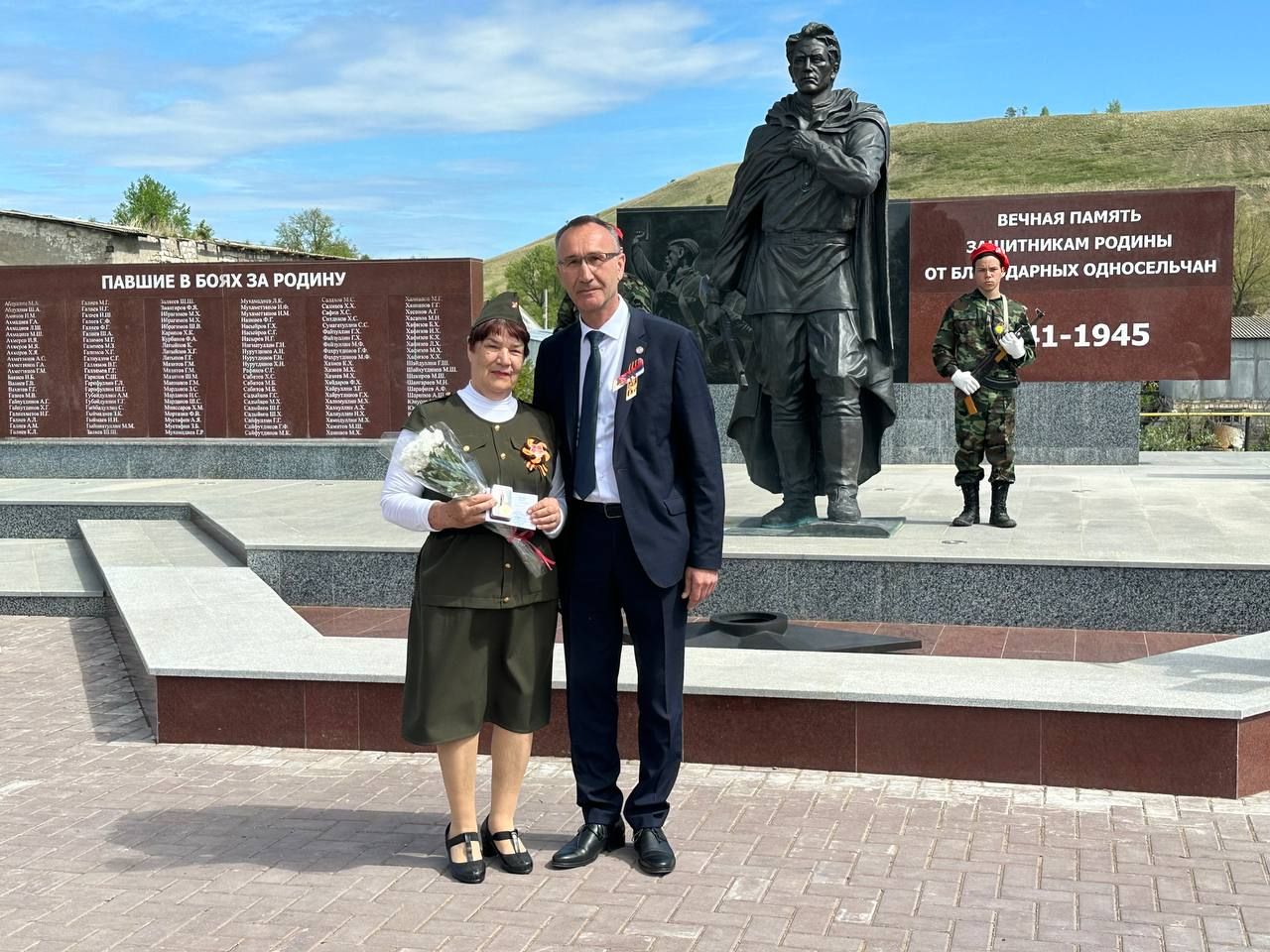 Мәңгелек ут яна мәңгегә, каһарманнар искә төшә шул мәлдә...