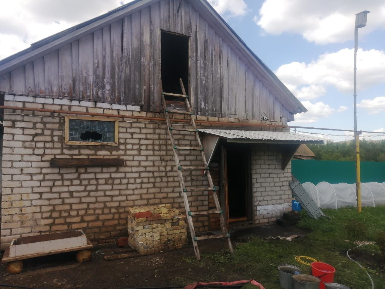 Пожар в поселке Урал: повреждена баня, причина устанавливается
