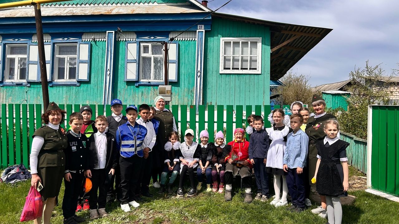 «Гости к ветерану»: школьники поздравили героев с Днём Победы