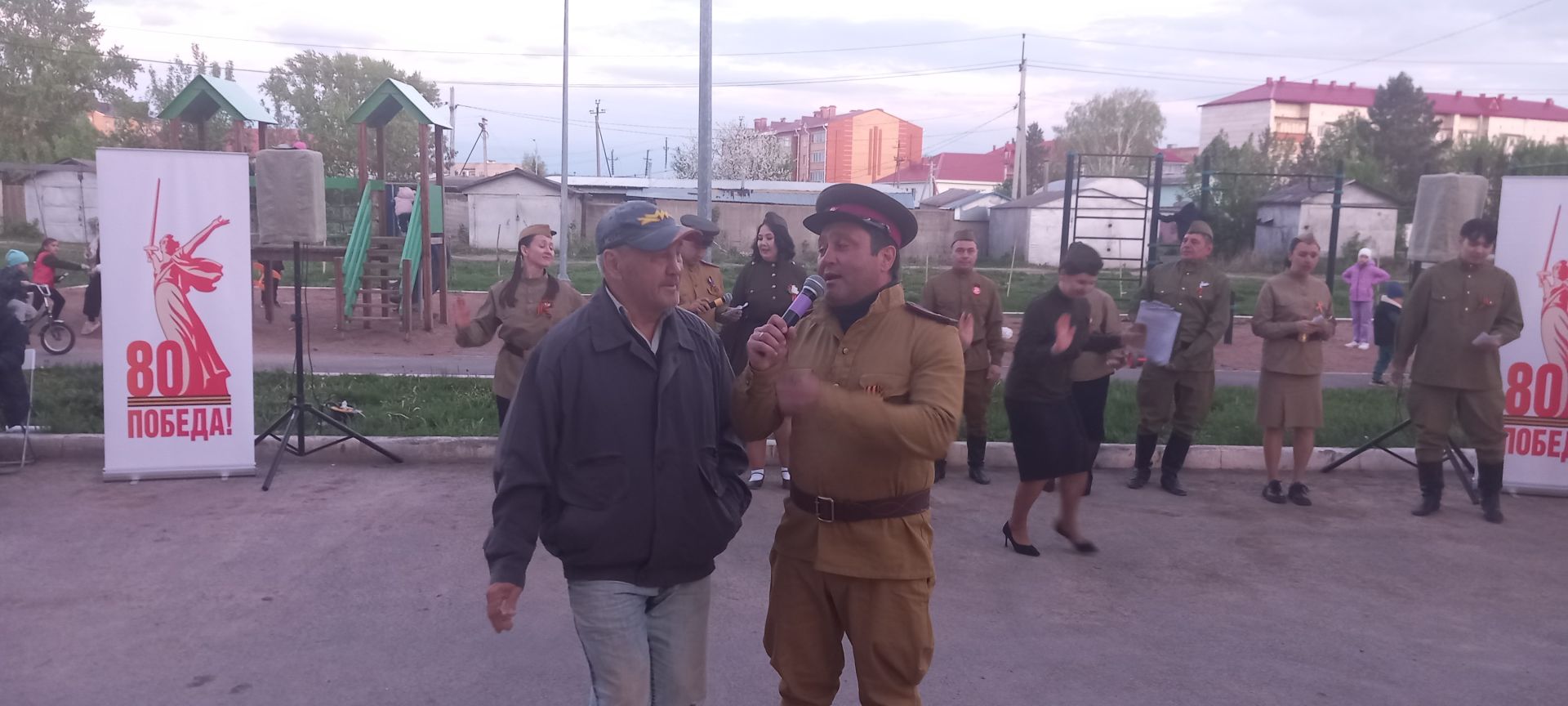 Незабываемый вечер под открытым небом: акция «Поём двором» очаровала Уруссу!