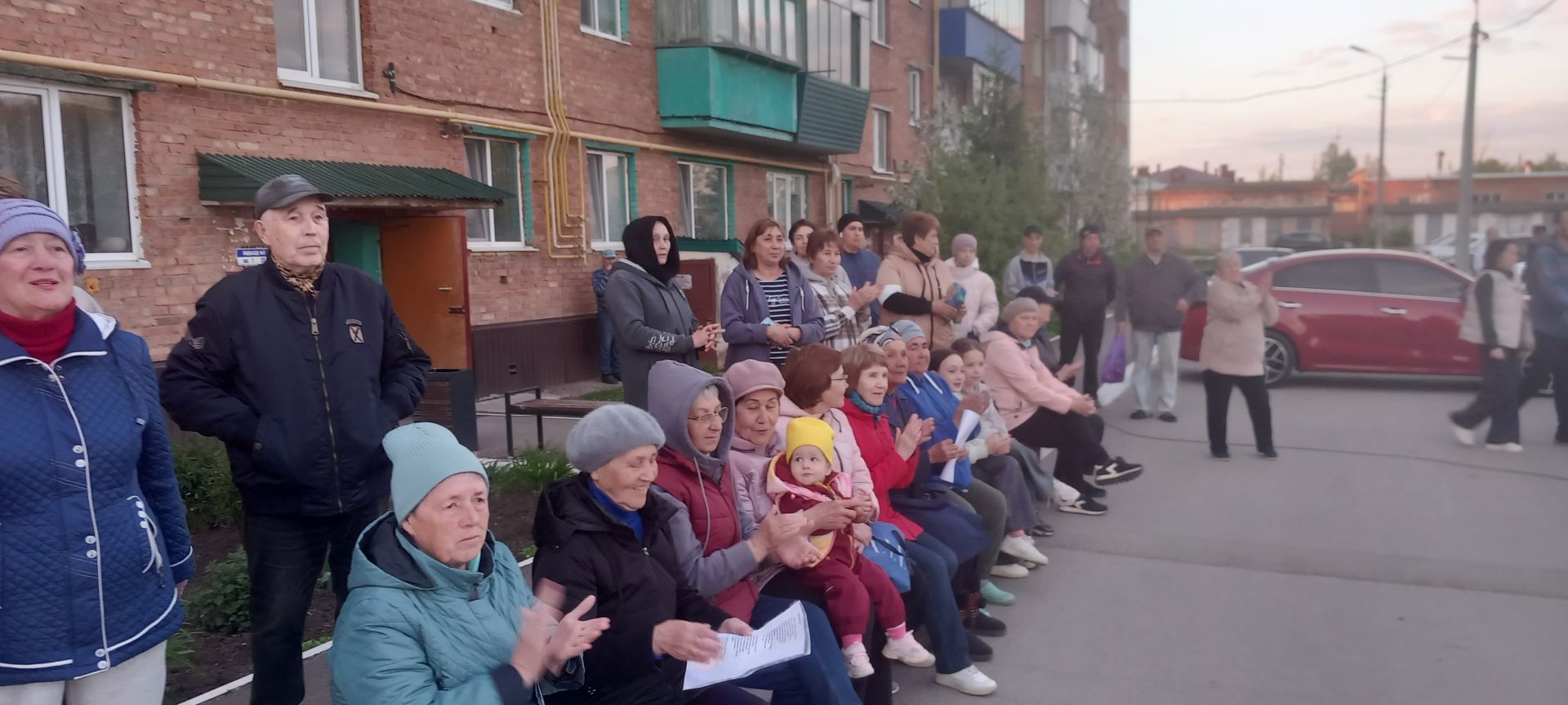 Незабываемый вечер под открытым небом: акция «Поём двором» очаровала Уруссу!