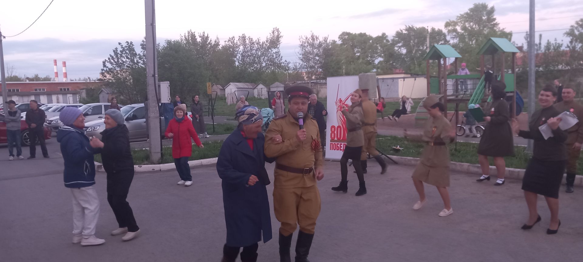 Незабываемый вечер под открытым небом: акция «Поём двором» очаровала Уруссу!