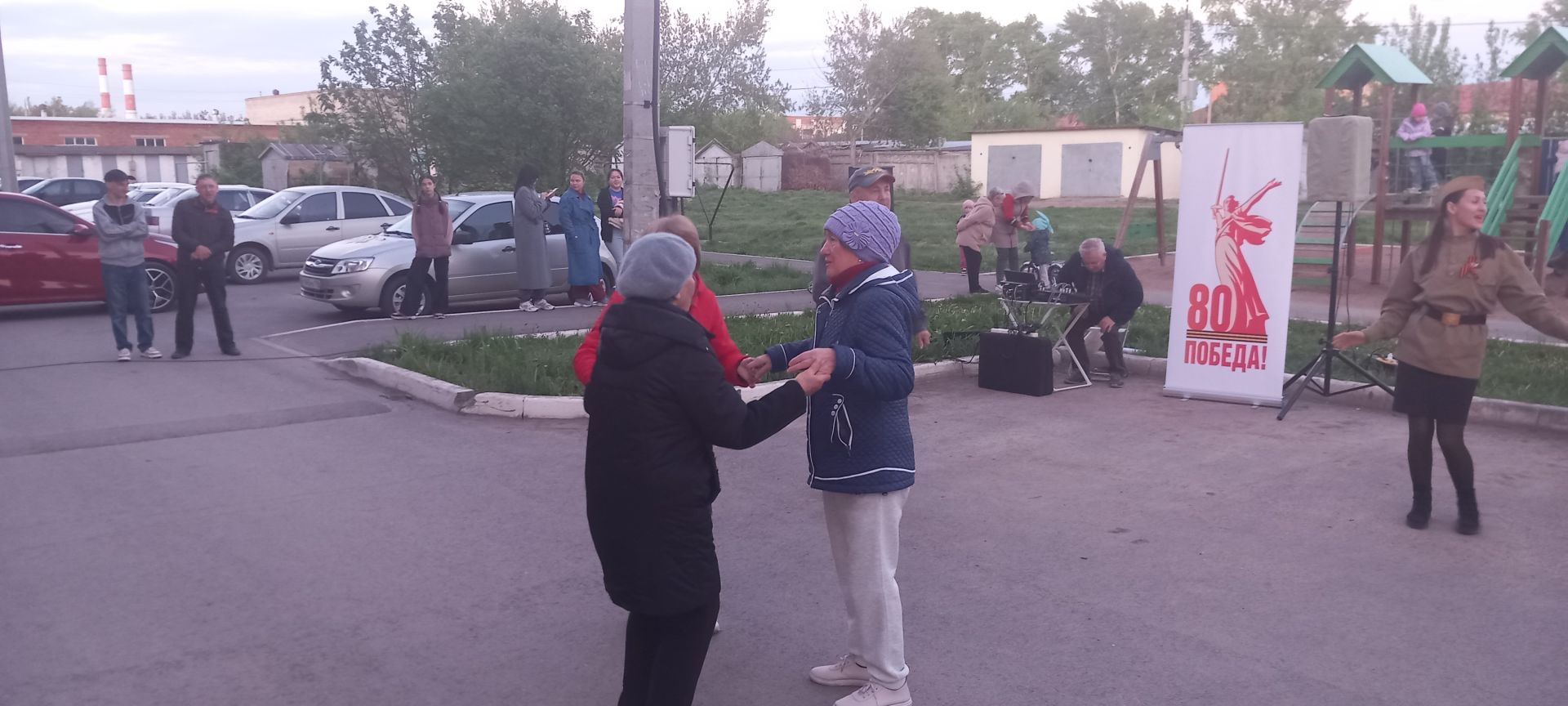 Незабываемый вечер под открытым небом: акция «Поём двором» очаровала Уруссу!
