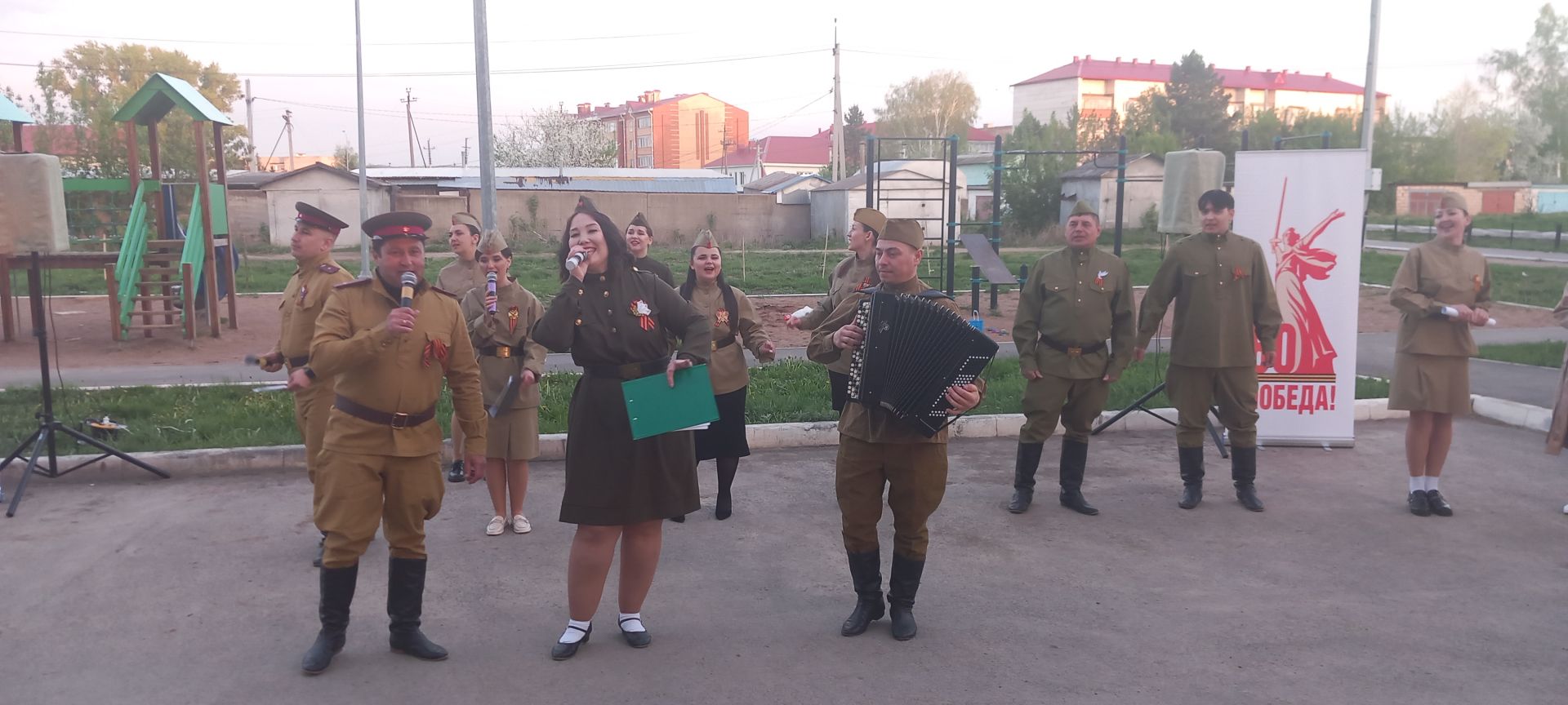 Незабываемый вечер под открытым небом: акция «Поём двором» очаровала Уруссу!
