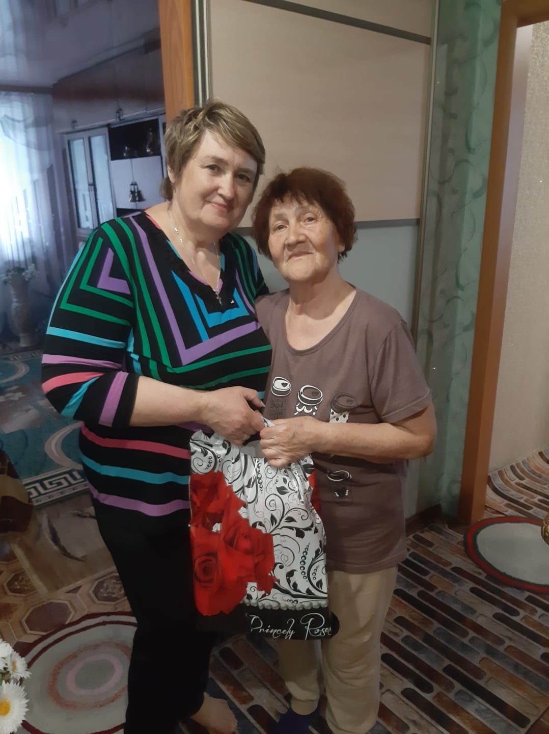 Активисты ТОС Ютазинского района поздравили ветеранов и детей войны с Днём Победы