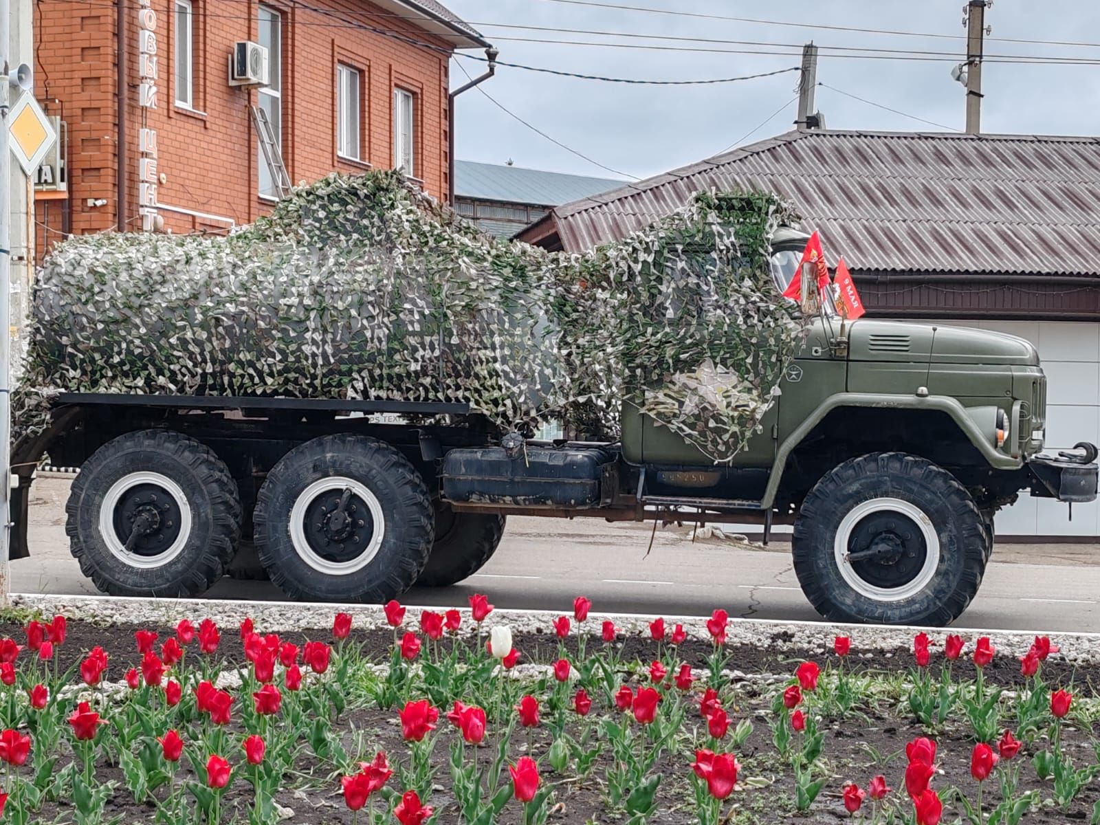 Улицы поселка Уруссу праздничным убранством встречают 9 Мая