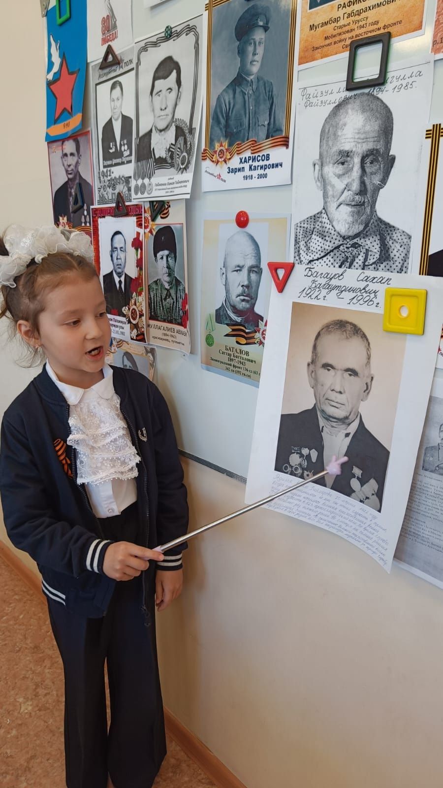«Мы помним, мы гордимся»: первоклассники посвятили стенд героям войны