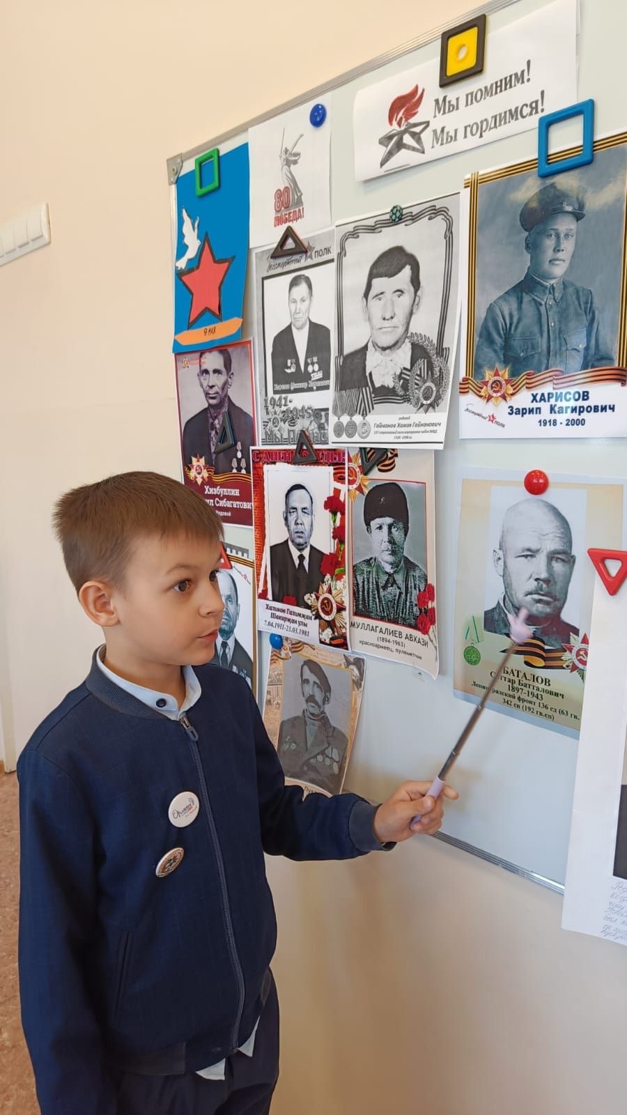 «Мы помним, мы гордимся»: первоклассники посвятили стенд героям войны