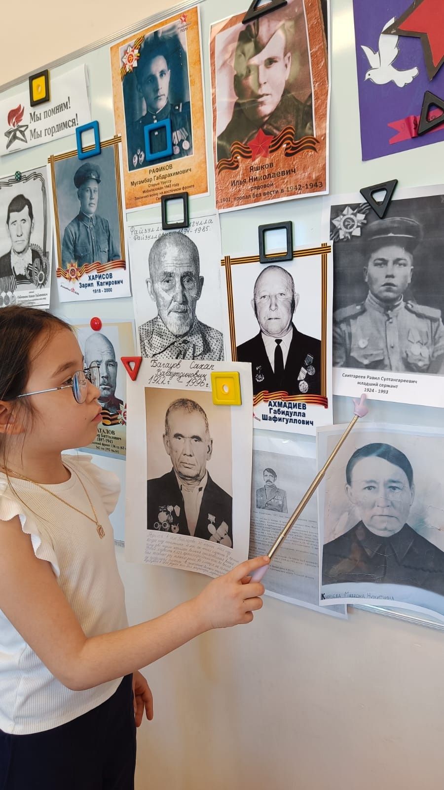 «Мы помним, мы гордимся»: первоклассники посвятили стенд героям войны