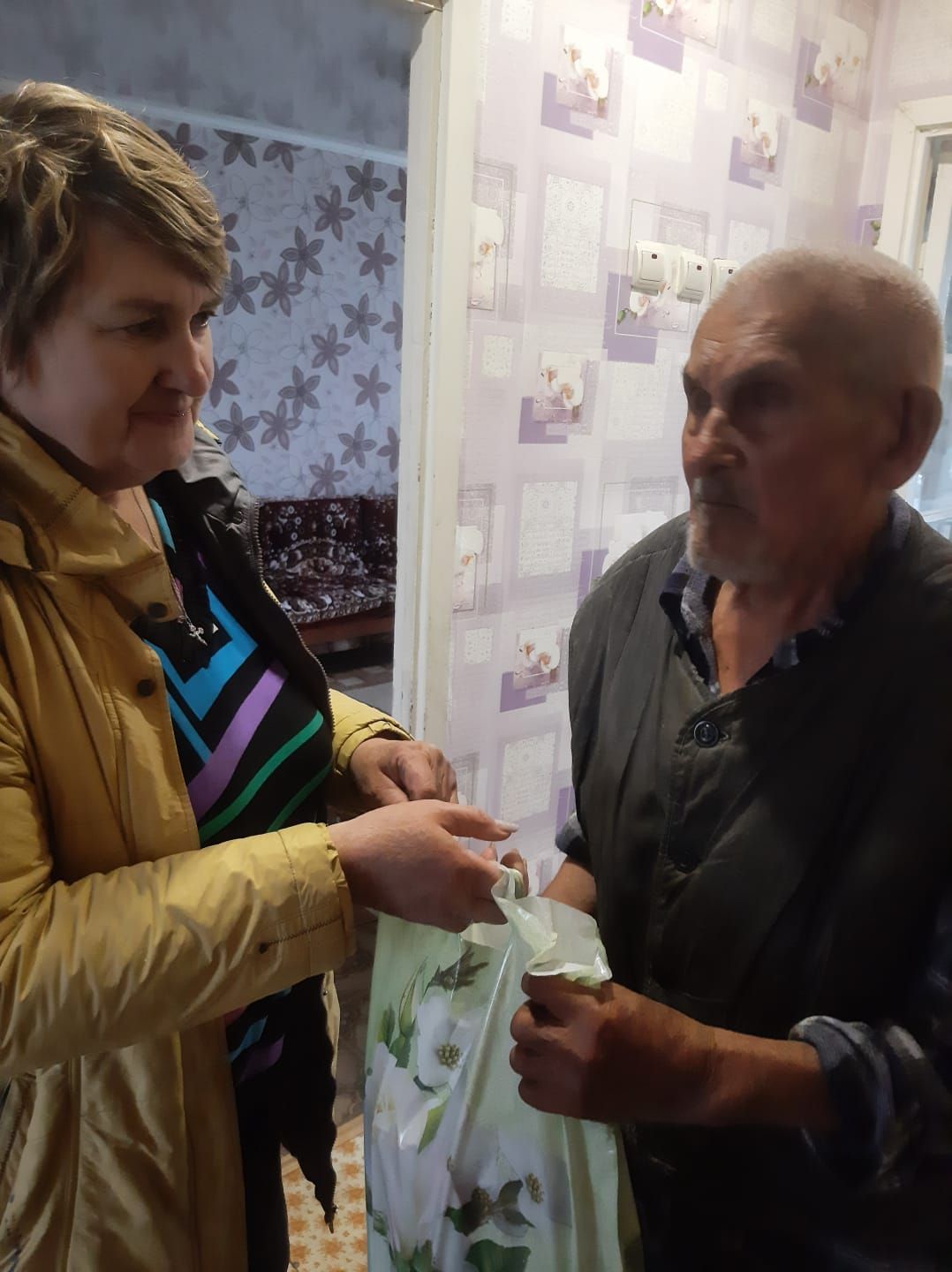 Активисты ТОС Ютазинского района поздравили ветеранов и детей войны с Днём Победы