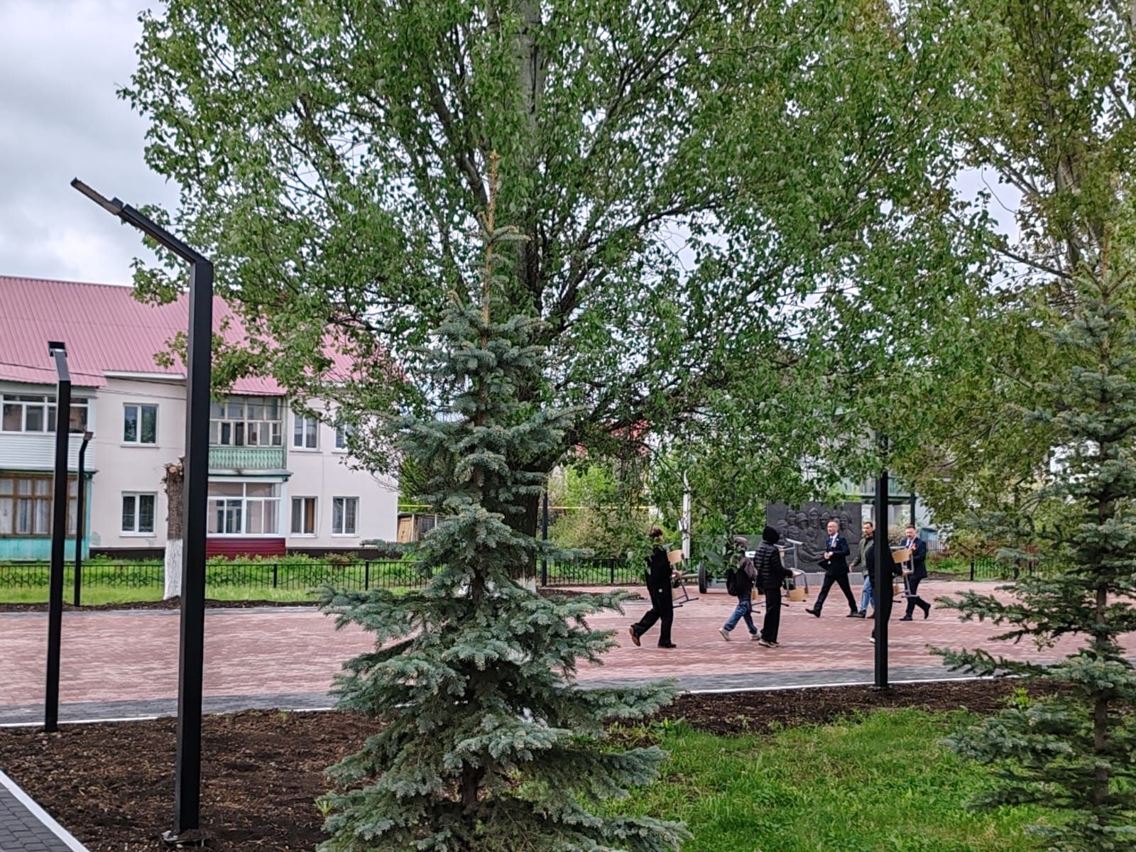Улицы поселка Уруссу праздничным убранством встречают 9 Мая