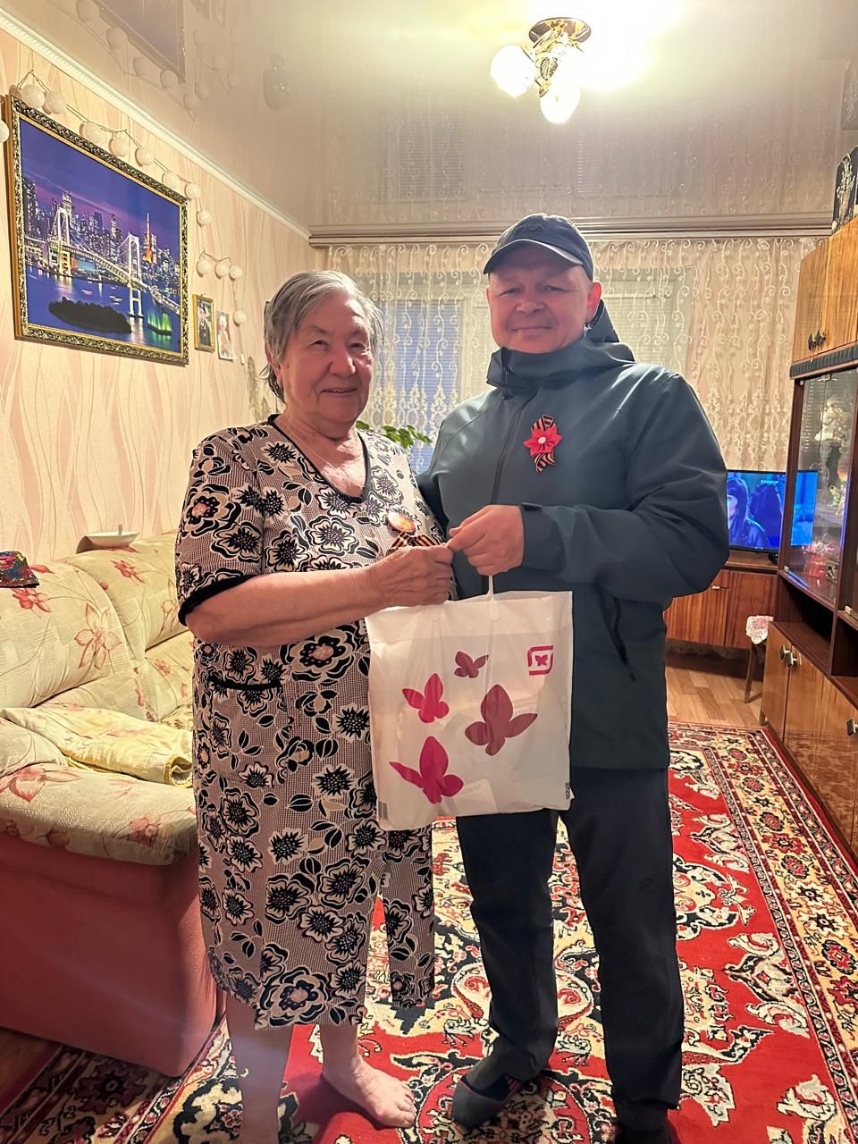 Активисты ТОС Ютазинского района поздравили ветеранов и детей войны с Днём Победы