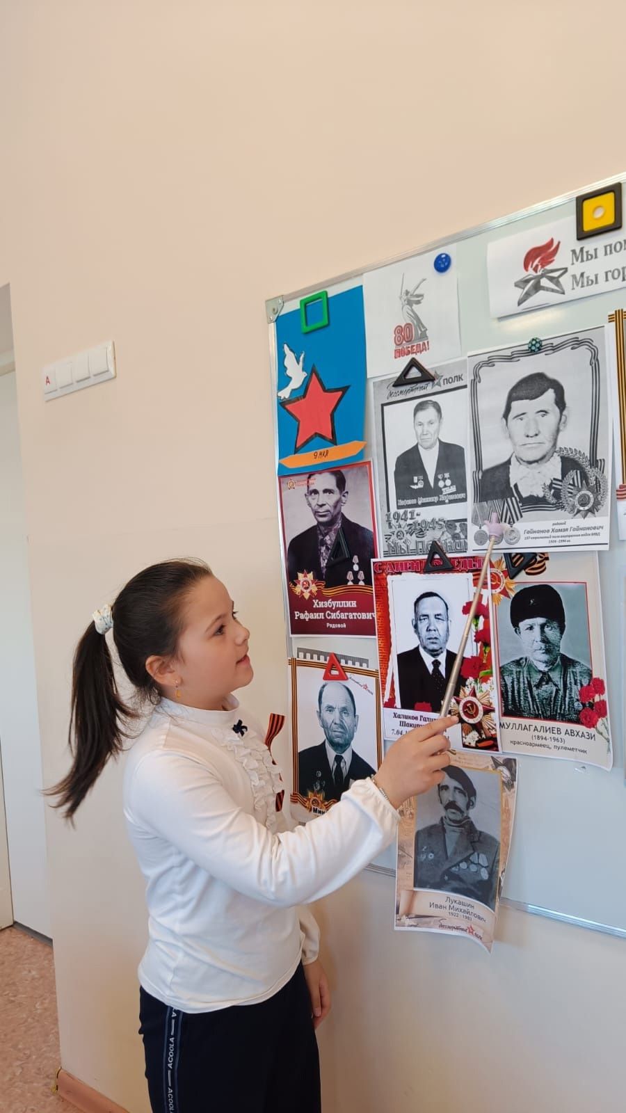 «Мы помним, мы гордимся»: первоклассники посвятили стенд героям войны