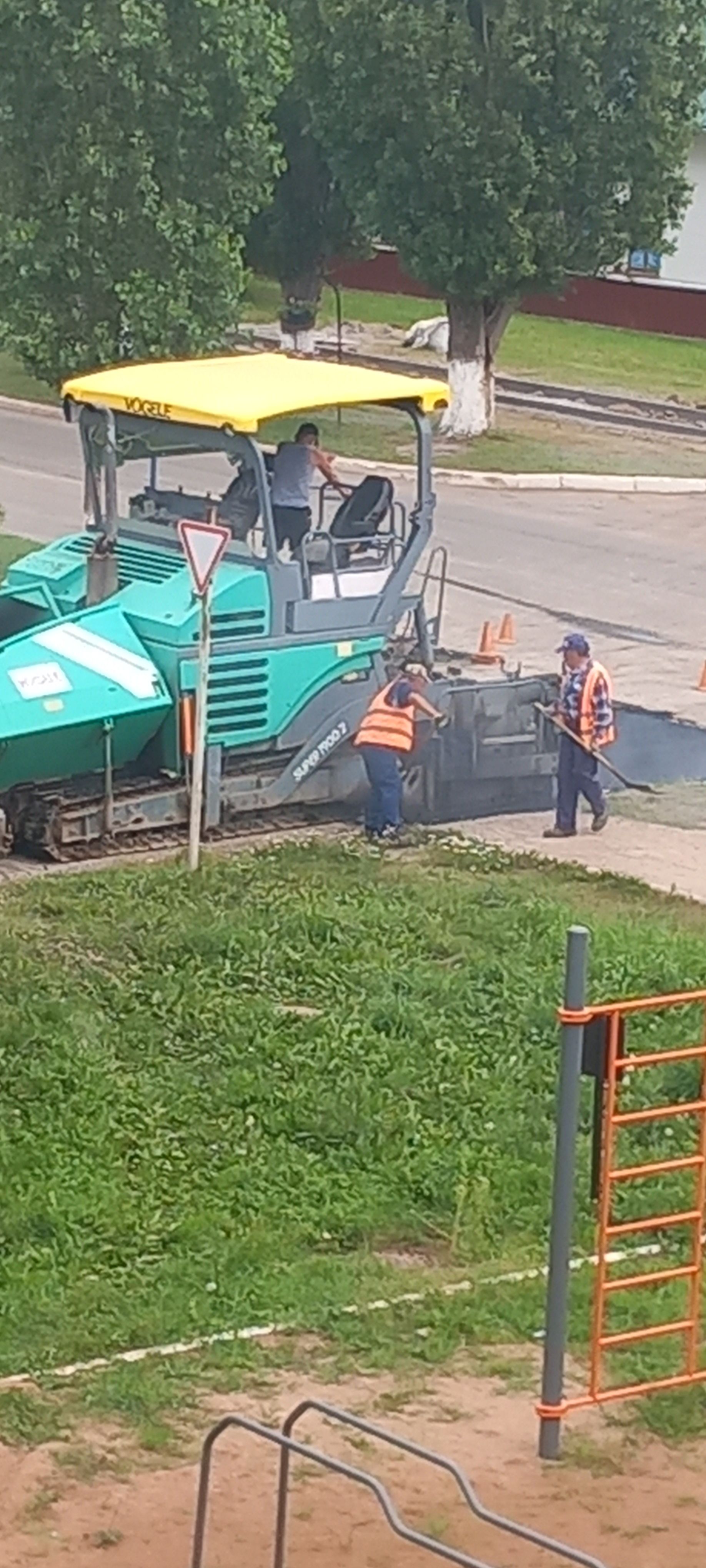 В Уруссу началась укладка нового асфальта по переулку Техснабский