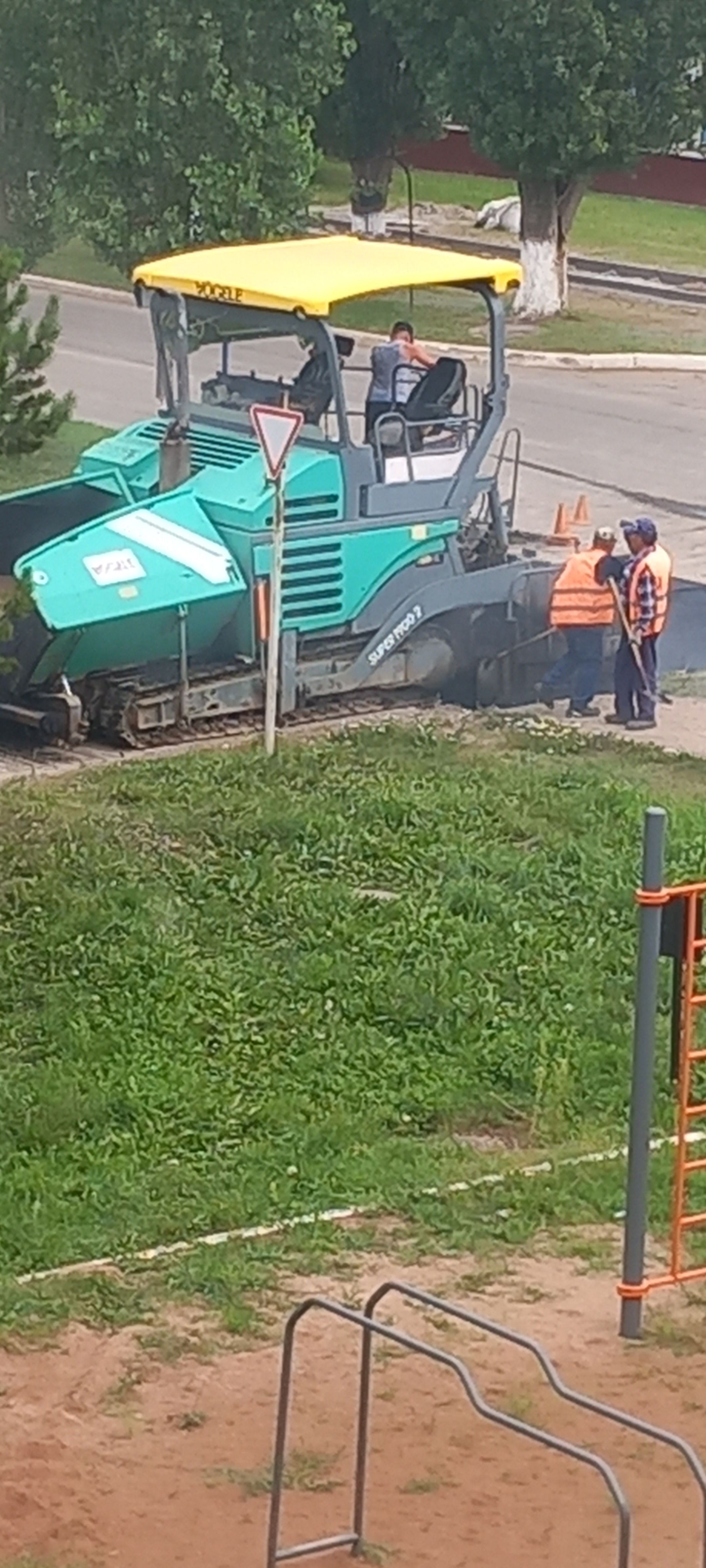В Уруссу началась укладка нового асфальта по переулку Техснабский