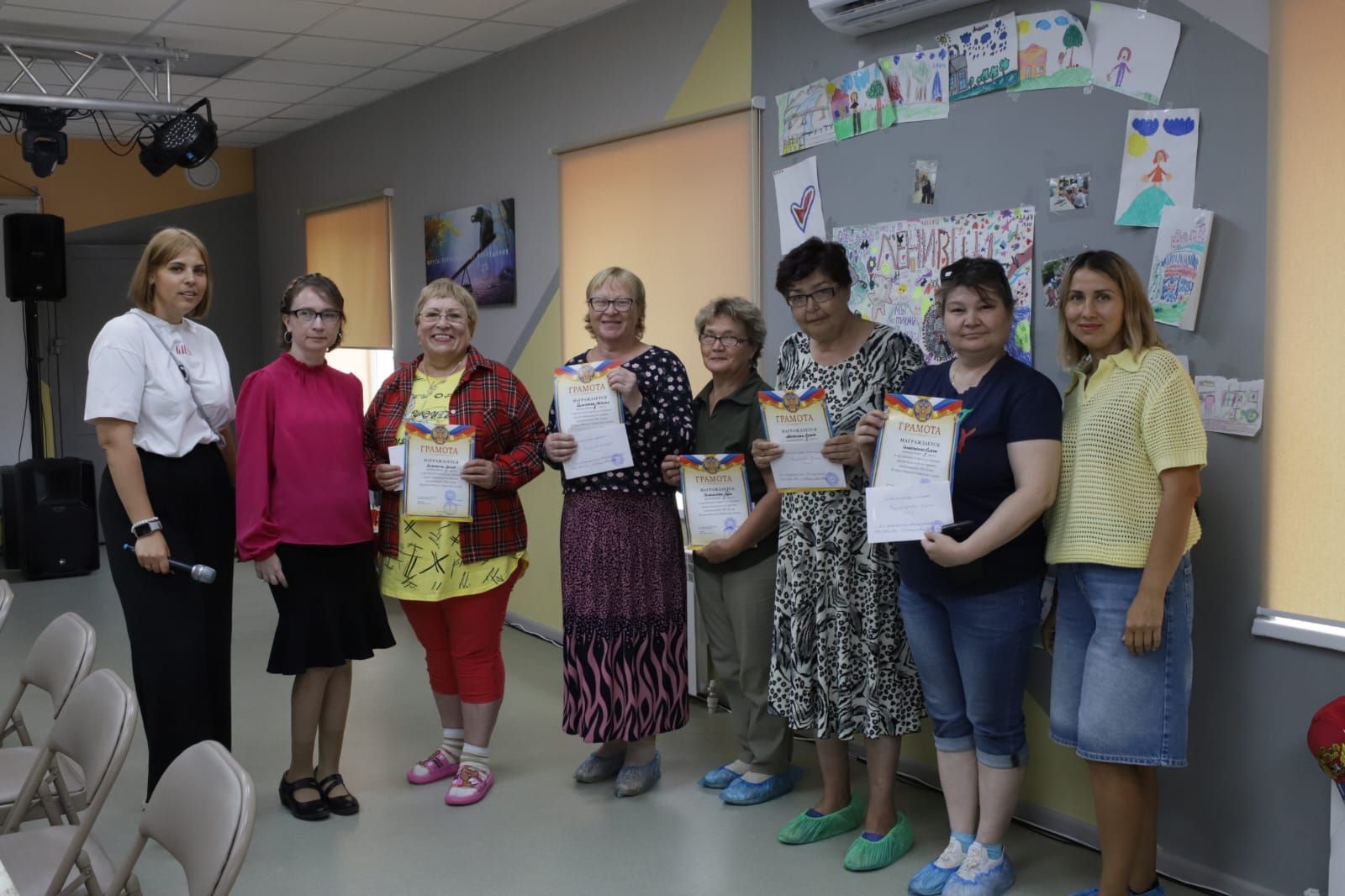 Крепнет пожатье дружеских рук