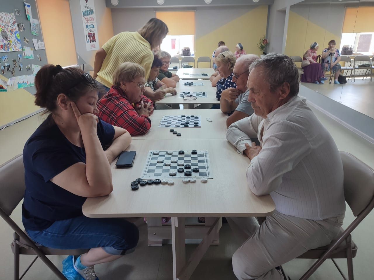 Крепнет пожатье дружеских рук