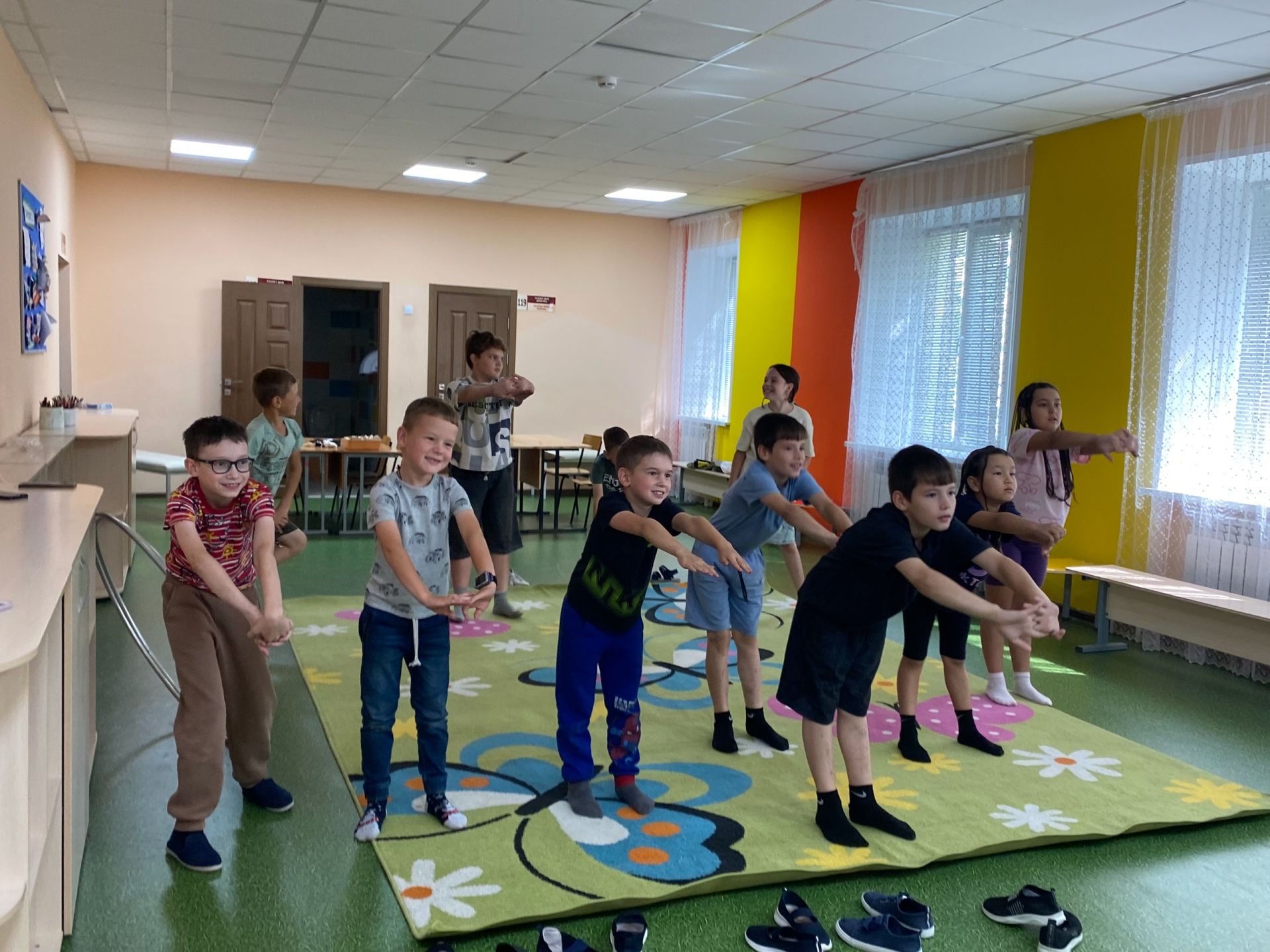 Пришкольный лагерь: Смех, творчество и дружба!