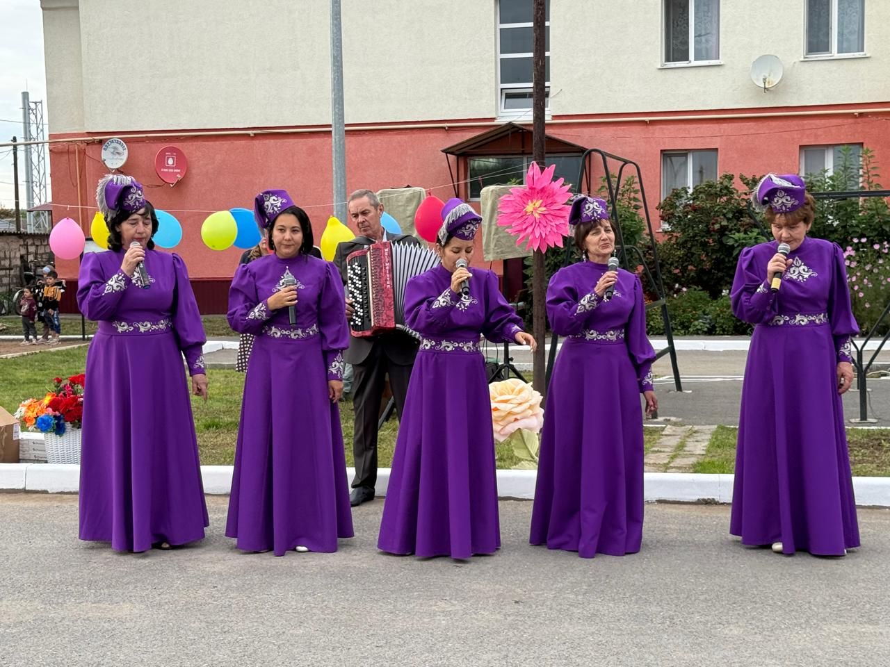 Улица дружбы и добрососедства                                                                                                      В Абсалямово отметили праздник улицы Советской