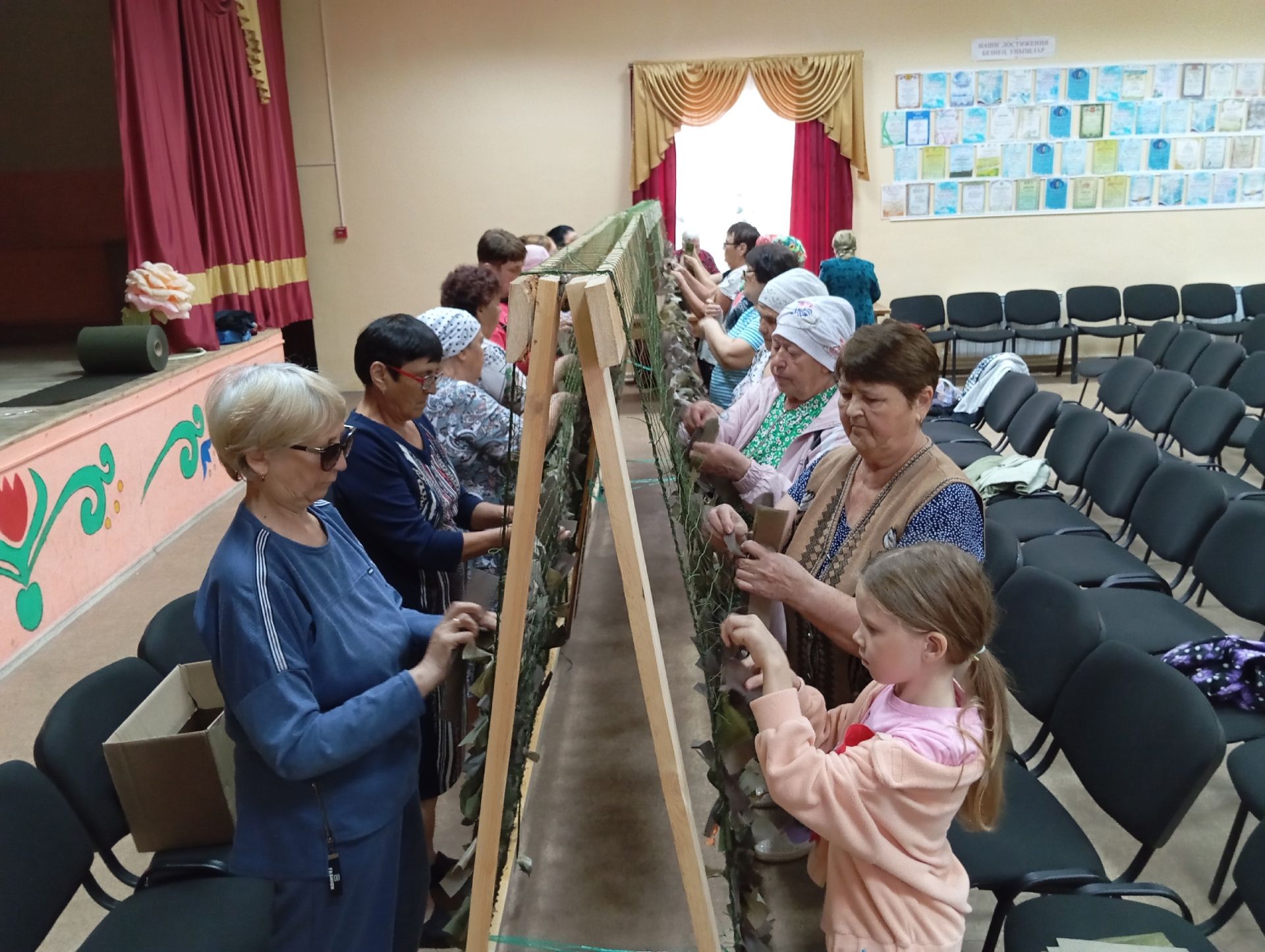 Женские руки – фронту