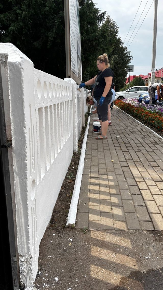 Коллектив Уруссинской школы № 2 благоустраивает прилегающую к школе территорию