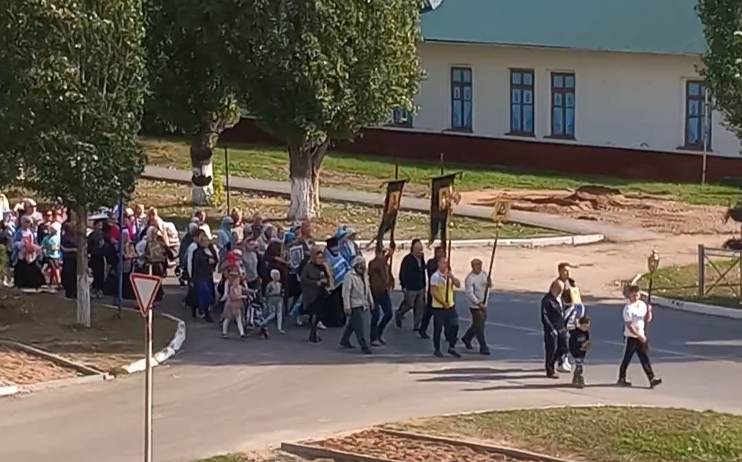 В посёлке Уруссу прошёл праздничный крестный ход в честь Рождества Пресвятой Богородицы