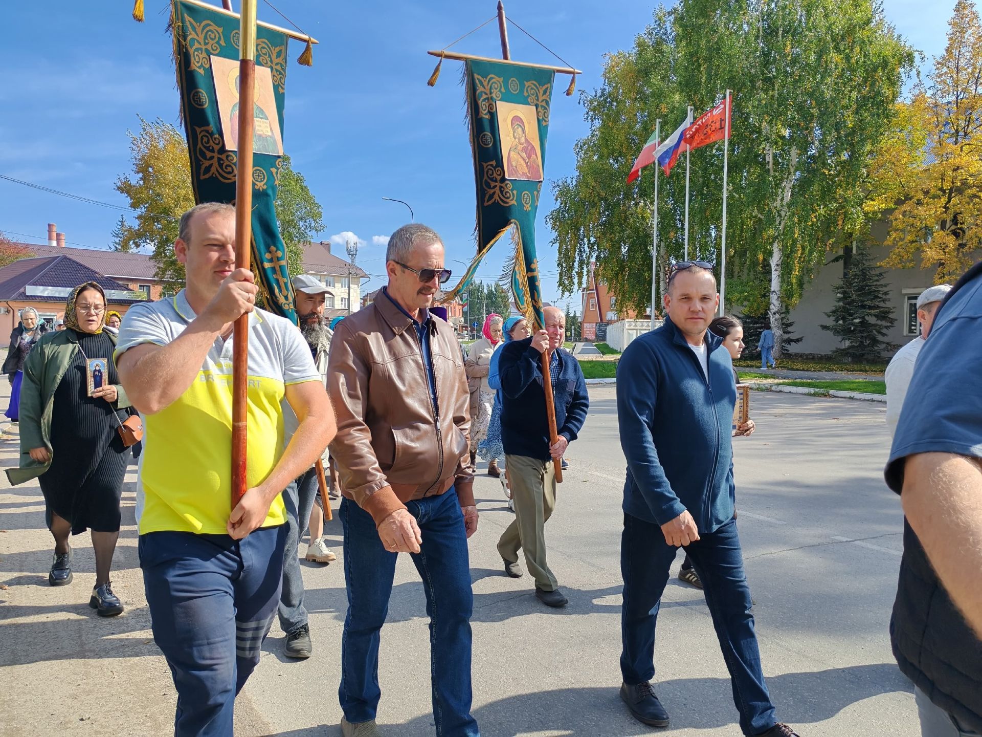 В посёлке Уруссу прошёл праздничный крестный ход в честь Рождества Пресвятой Богородицы