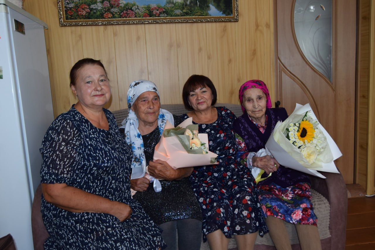 К ней тянулась вся родня