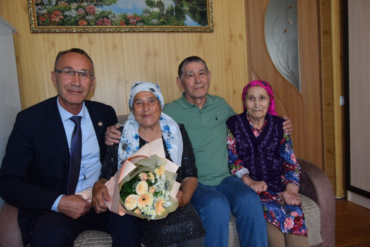 К ней тянулась вся родня