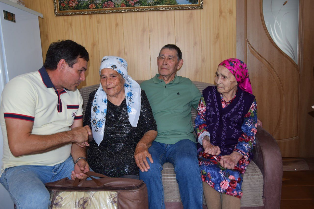 К ней тянулась вся родня