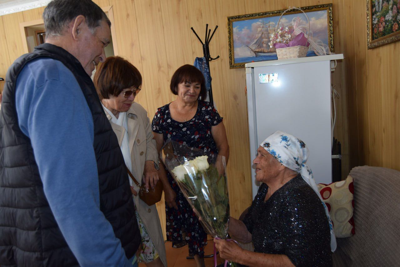 К ней тянулась вся родня