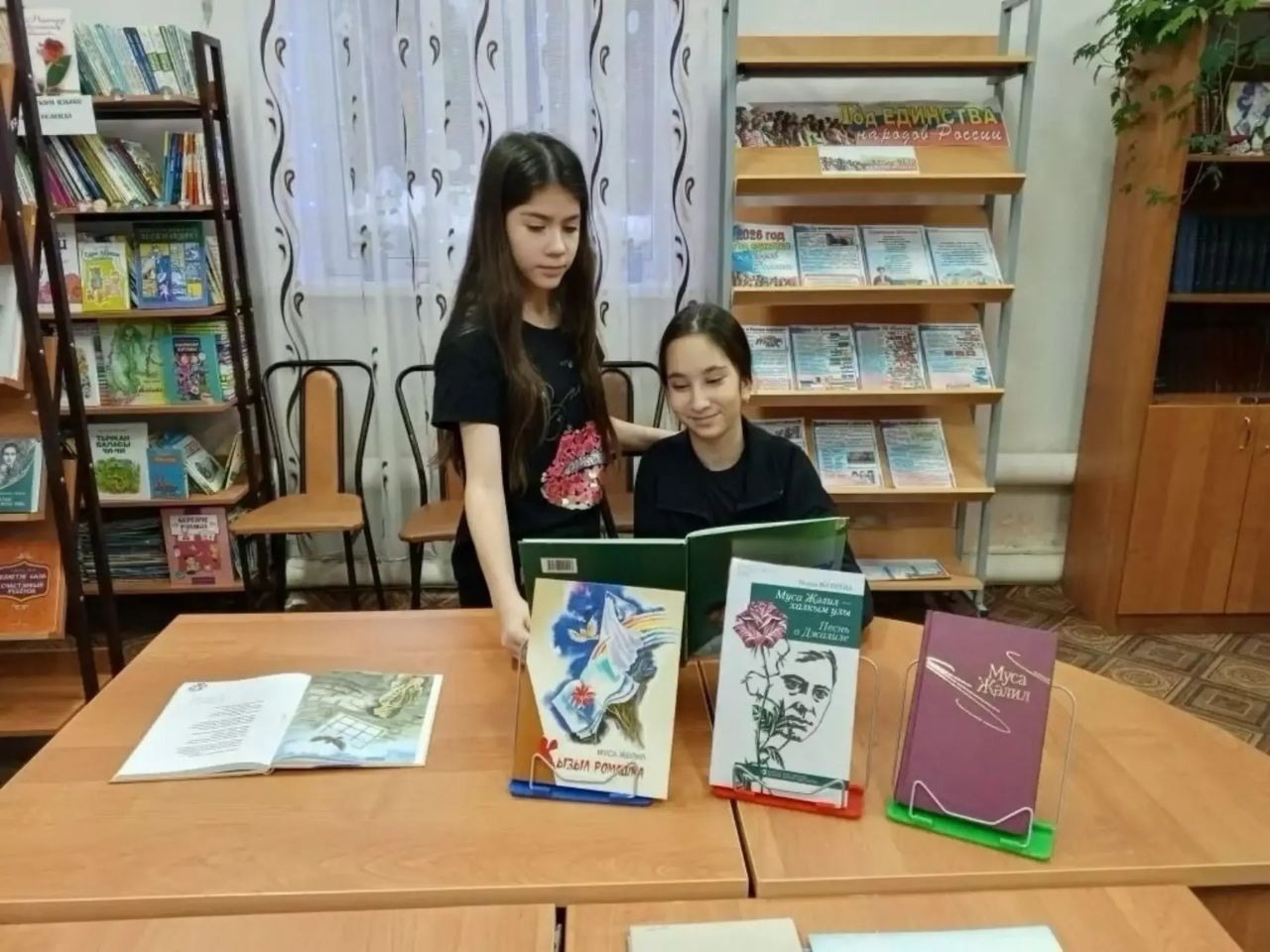 «Читаем Джалиля на разных языках»: в сельской библиотеке провели литературный час