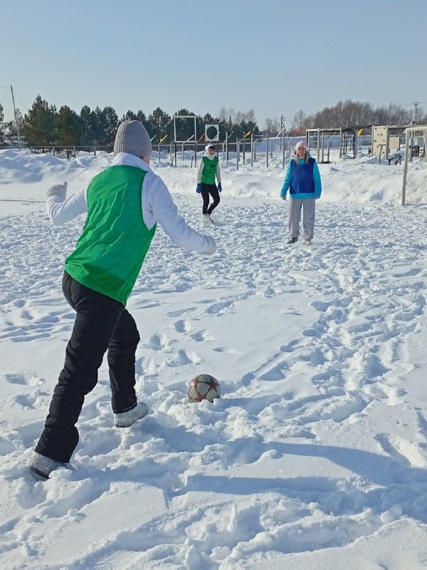 В Уруссу отметили 8 марта футболом в валенках