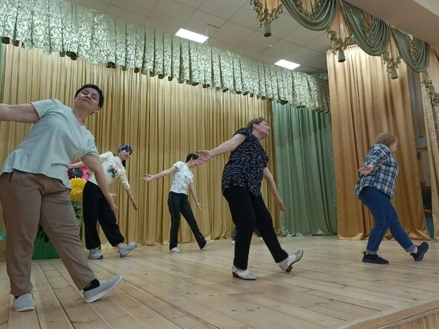 Танцуют все