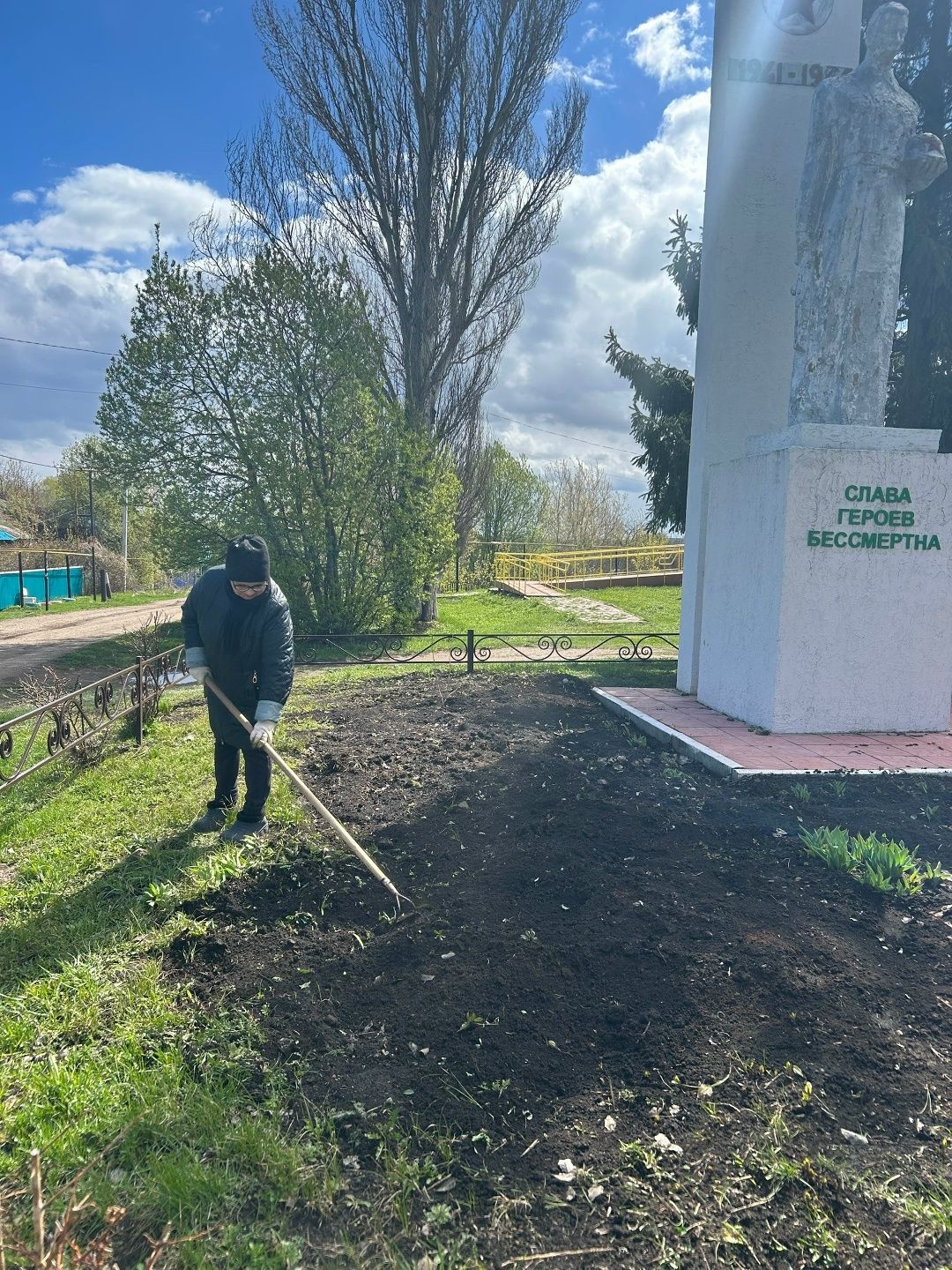 Забота о памяти и красоте: субботник в селе Подгорное