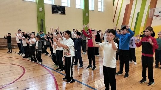 Наставники в спорте: пятиклассники Уруссинской СОШ № 3 провели зарядку для малышей»