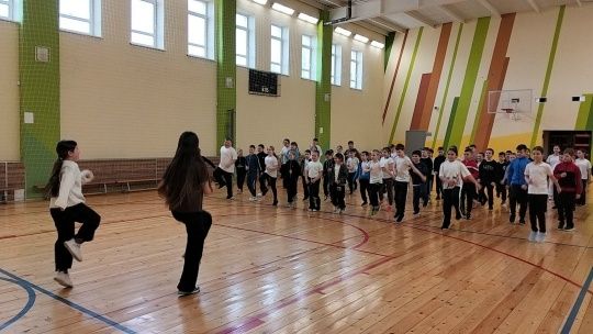 Наставники в спорте: пятиклассники Уруссинской СОШ № 3 провели зарядку для малышей»