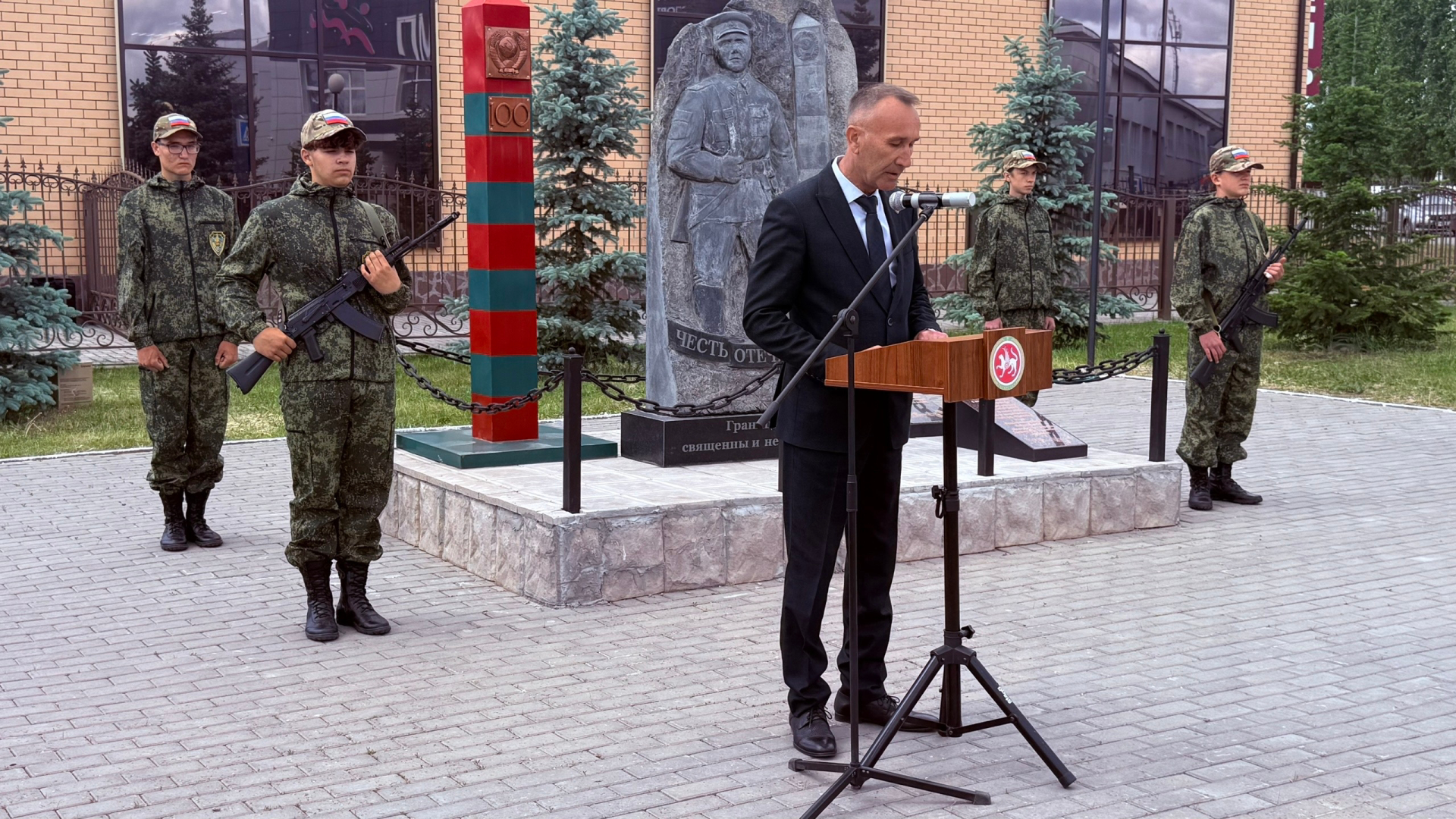 Торжественный митинг у монумента «Пограничникам всех поколений»