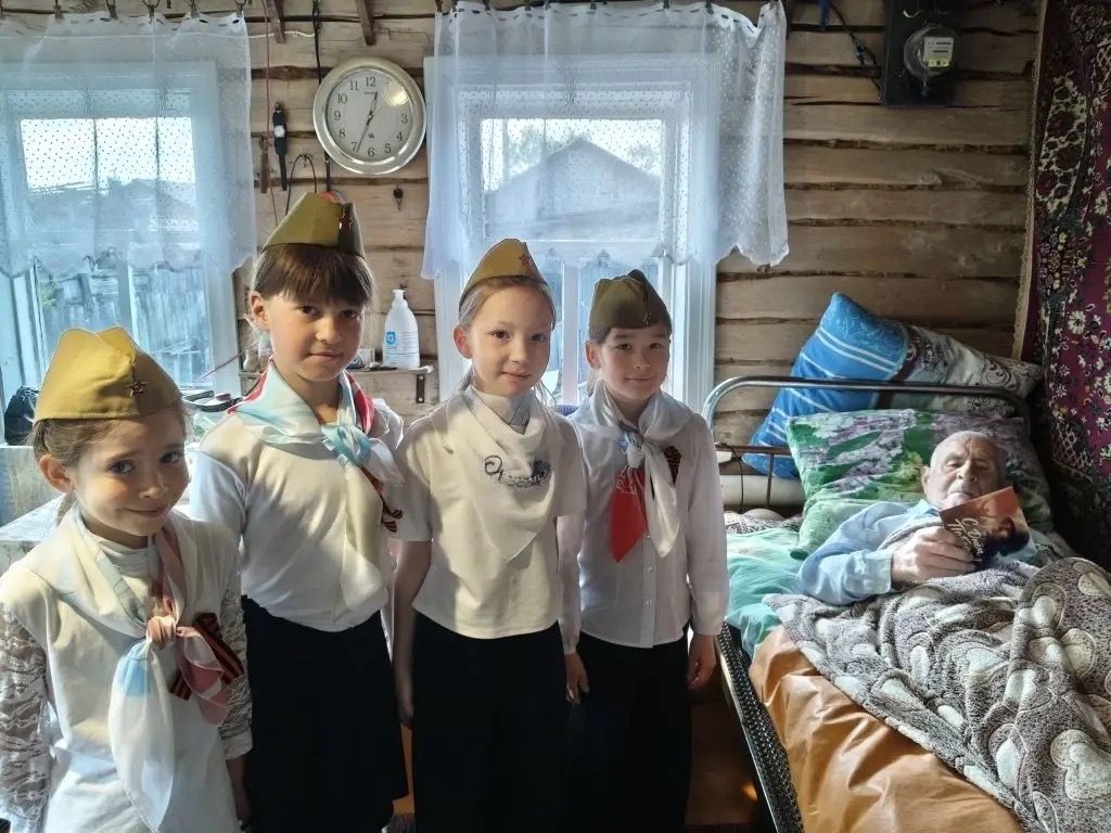 Добрая встреча поколений в преддверии Дня Победы - школьники в гостях у ветеранов