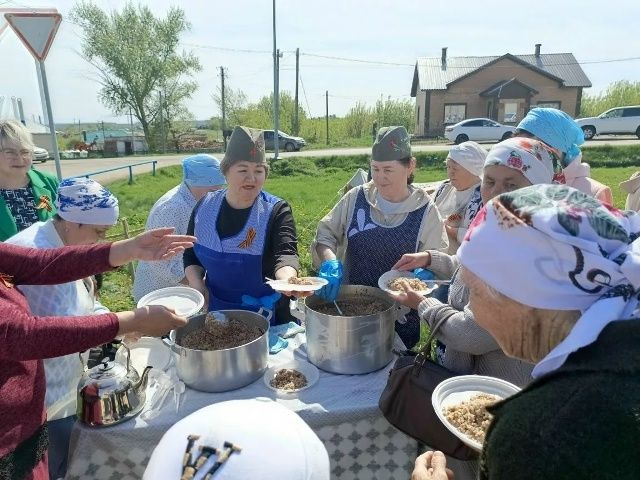 Песни, каша и единство