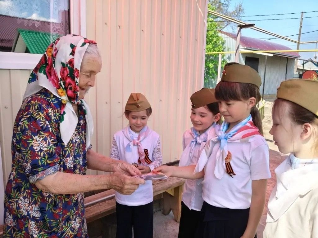 Добрая встреча поколений в преддверии Дня Победы - школьники в гостях у ветеранов