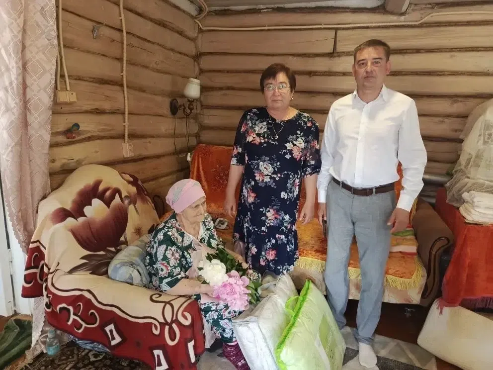 85 лет стойкости и тепла: в Дым‑Тамакском поселении поздравили Расиму Харисовну Зарипову — маму героя